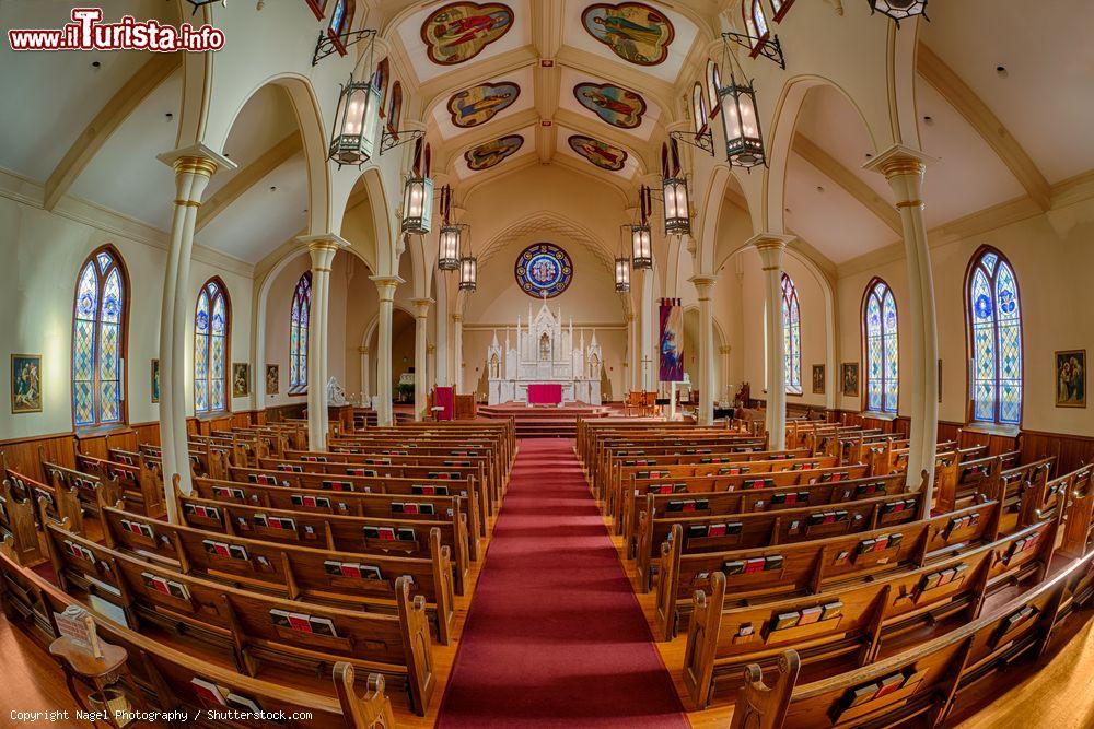 Immagine Interno della chiesa dell'Immacolata Concezione ad Atlanta, Georgia, Stati Uniti d'America. Viene considerata la prima chiesa cattolica costruita in questa città - © Nagel Photography / Shutterstock.com