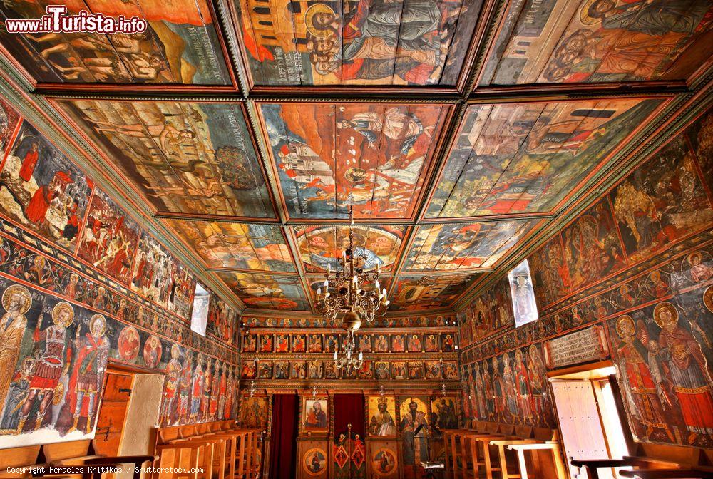 Immagine Interno della chiesa di Aghios Athanasios nella città vecchia di Preveza, Grecia. Fra i monumenti di culto da visitare durante un soggiorno in questa località turistica dell'Epiro vi è la chiesa di Aghios Athanasios interamente dipinta al suo interno. Gli afffreschi a carattere religioso risalgono al 1780 - © Heracles Kritikos / Shutterstock.com