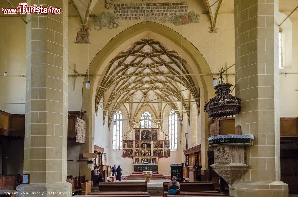 Immagine L'interno della chiesa di Biertan, Transilvania, Romania. Costruito in stile gotico fra il 1490 e il 1520, questo santuario è il più grande di Romania - © Radu Bercan / Shutterstock.com