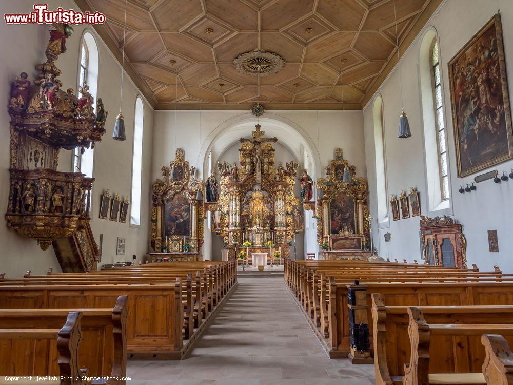 Immagine Interno della chiesa di Maria in der Tanne a Triberg, Germania, con pulpito e altare finemente decorati - © jeafish Ping / Shutterstock.com