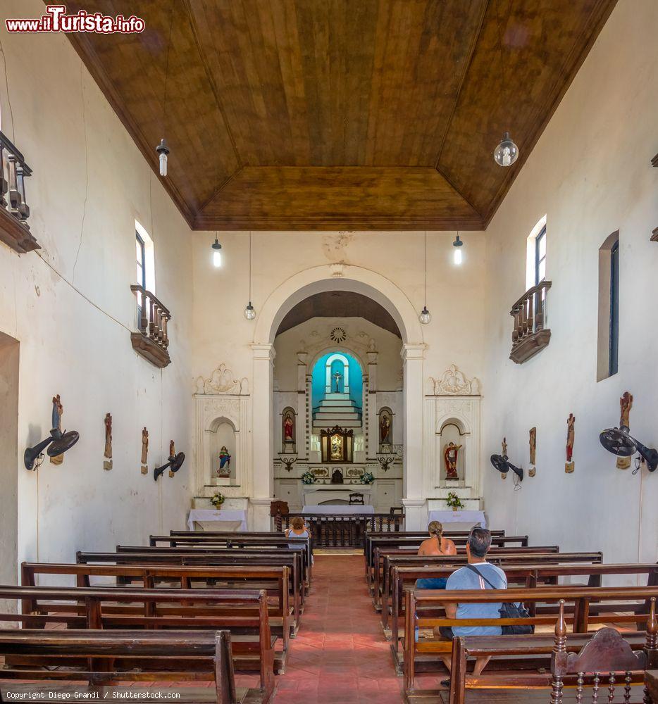 Immagine Interno della chiesa di Nossa Senhora dos Remedios a Vila dos Remedios, Fernando de Noronha, Brasile - © Diego Grandi / Shutterstock.com