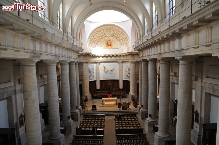 Immagine Interno della chiesa di Notre-Dame Saint Vincent a Lione, Francia. Dedicata al culto cattolico, questa chiesa si trova nel 1° distretto di Lione; è la vecchia chiesa conventuale degli Agostiniani stabilitisi in questo quartiere a partire dal 1319. Dal 1984 è anche monumento storico di Francia - © Corentin / Shutterstock.com