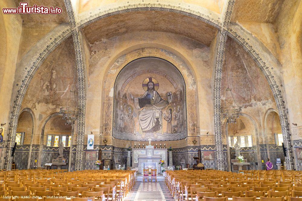 Immagine Interno della Chiesa di Saint Julien Church a Domfront, Francia (Normandia). - © HUANG Zheng / Shutterstock.com