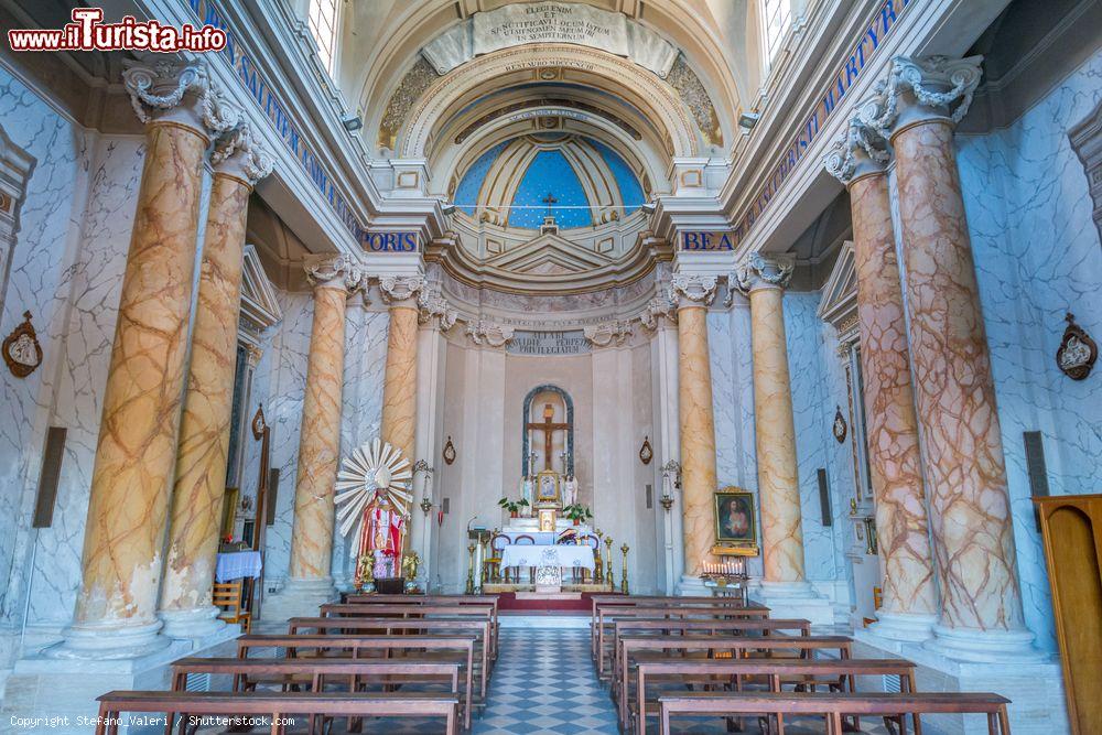 Immagine L'interno della chiesa di San Biagio a Anguillara Sabazia, provincia di Roma, Lazio. Caratterizzato da un'unica navata, l'edificio religioso si presenta con grosse colonne laterali e una profonda abside in cui si trova l'altare - © Stefano_Valeri / Shutterstock.com