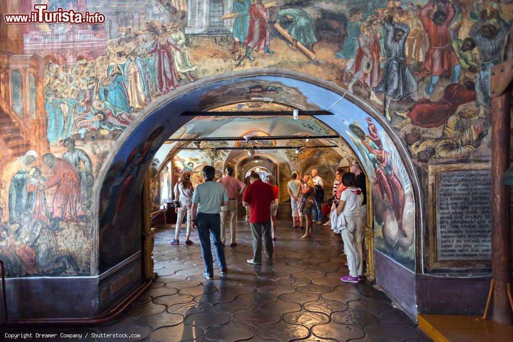Immagine Interno della chiesa di San Demetrio sul Sangue a Uglich, Russia. Sul sito dove Dmitrj, figlio minore di Ivan il Terribile, fu ucciso nel 1690 a soli otto anni, venne edificata la chiesetta in suo onore che appare con le pareti rosse e la cupola blu. L'interno è un susseguirsi di splendide decorazioni e affreschi - © Dreamer Company / Shutterstock.com