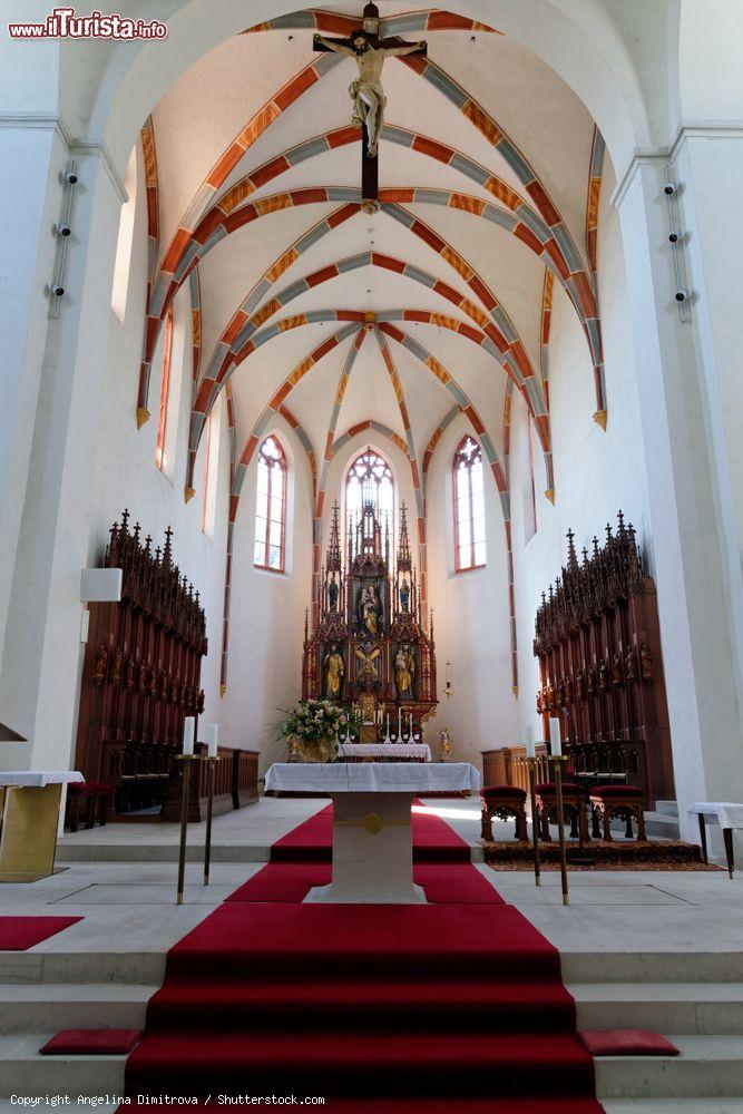 Immagine Interno della chiesa di San Giacobbe a Bamberga, Germania: a dispetto della facciata barocca, questo edificio religioso è al suo interno in stile romanico, unico esempio nell'intera città - © Angelina Dimitrova / Shutterstock.com