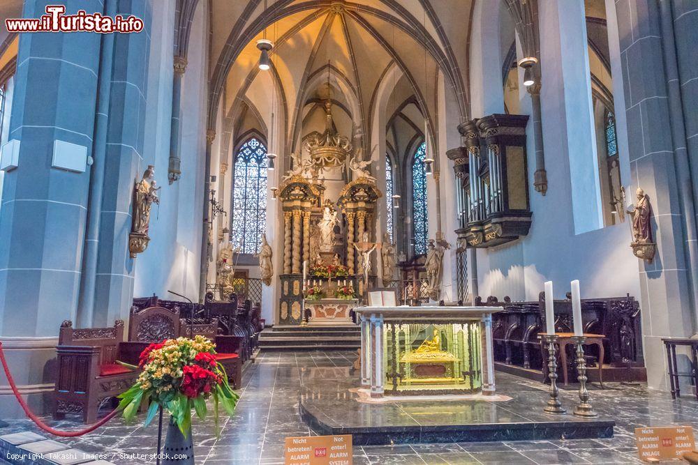 Immagine Interno della chiesa di San Lamberto nella città vecchia di Dusseldorf, Germania. La sua costruzione risale al XIV° secolo e si presenta in stile romanico. L'interno, in arte gotica, accoglie le spoglie di Sant'Apollinare, patrono di Dusseldorf - © Takashi Images / Shutterstock.com