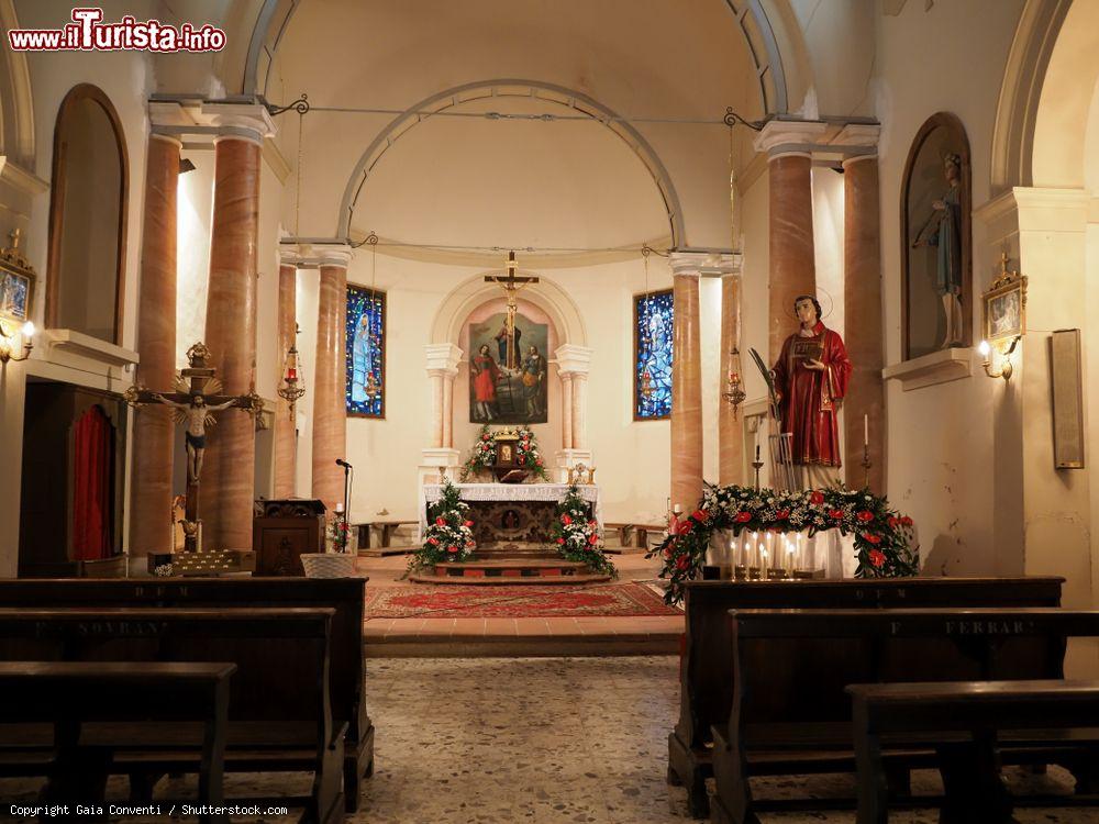 Immagine Interno della chiesa di San Lorenzo a Voghiera, Emilia-Romagna - © Gaia Conventi / Shutterstock.com