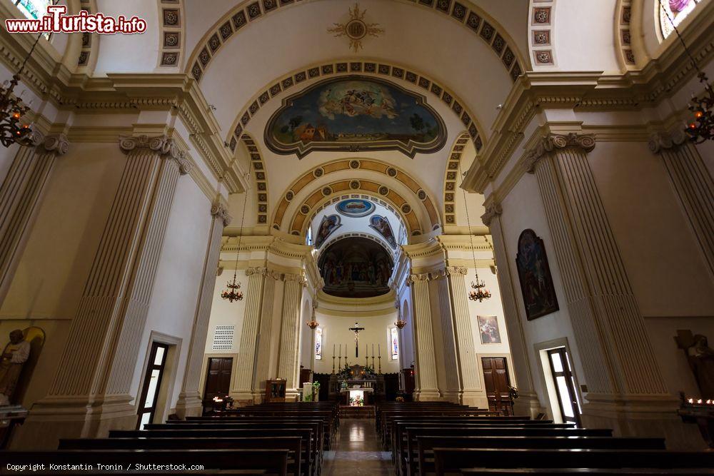 Immagine Interno della chiesa di San Martino a Peschiera del Garda, Veneto. Si trova nel centro storico del paese ed è considerata una delle più antiche della diocesi di Verona - © Konstantin Tronin / Shutterstock.com