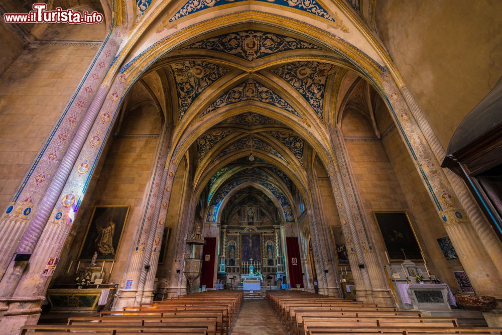 Immagine L'interno della chiesa di San Michele a Cordes-sur-Ciel, Francia. Di particolare pregio sono le decorazioni della volte a crociera di questo edificio di culto.