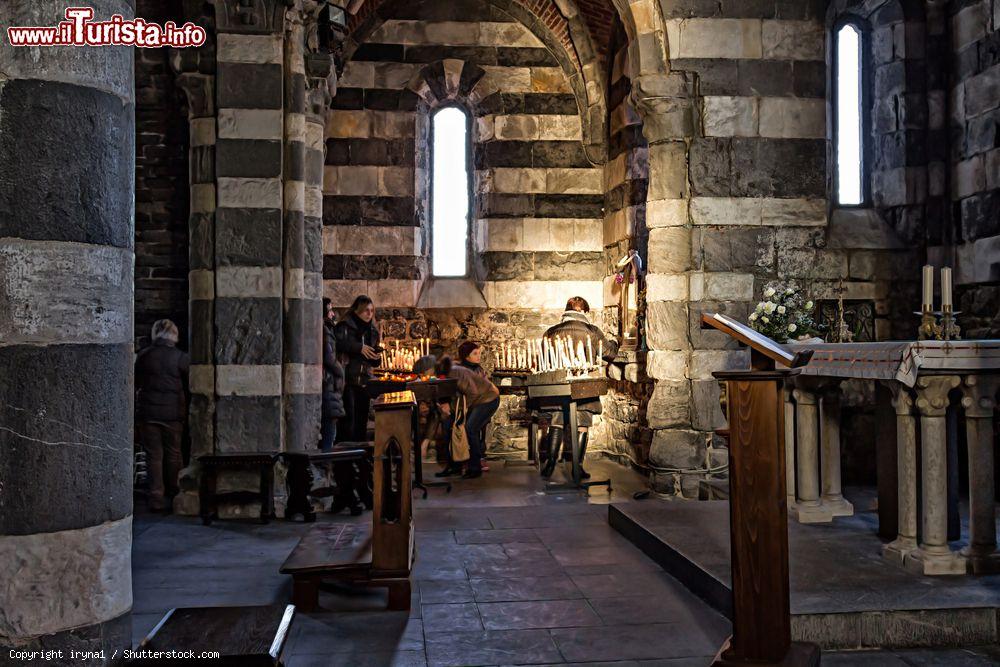 Immagine L'interno della chiesa di San Pietro a Porto Venere, La Spezia, Liguria. La decorazione a fasce bianche e nere risale probabilmente al XIII° secolo - © iryna1 / Shutterstock.com