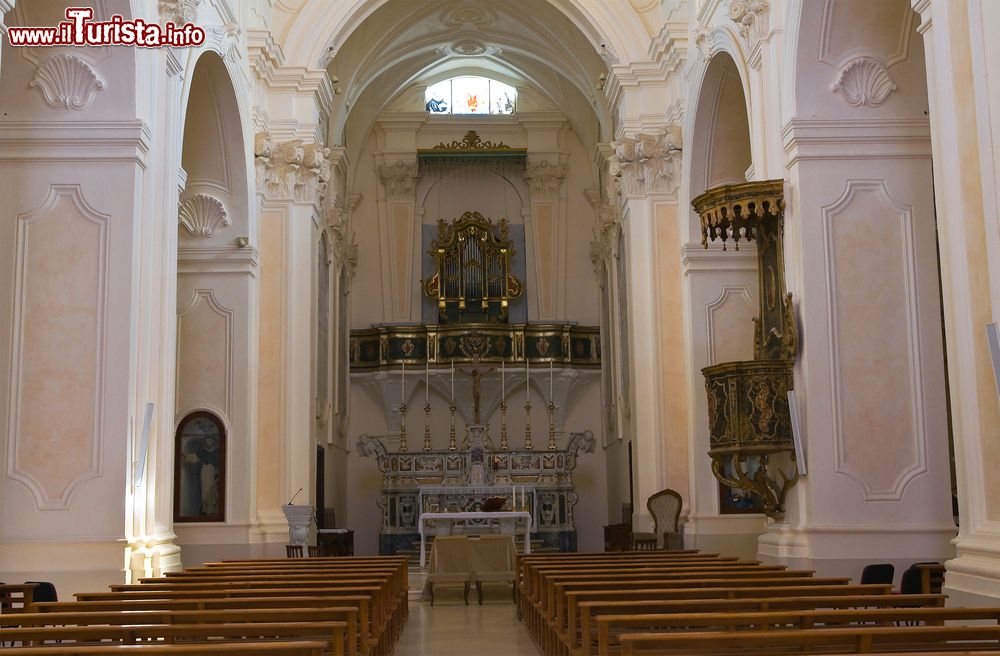 Immagine Interno della chiesa di San Rosario a Manduria, Puglia, Italia.