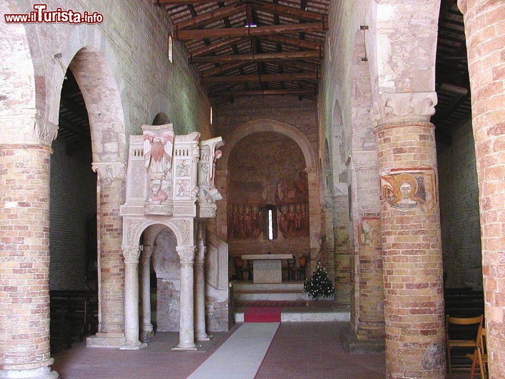 Immagine Interno della Chiesa di Santa Maria del Lago a Moscufo, la storica Abbazia Benedettina alle porte di Pescara, in Abruzzo