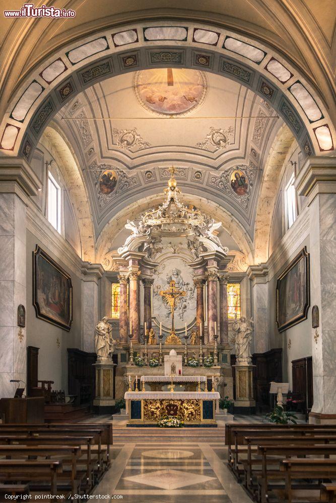 Immagine Interno della chiesa di Santa Maria e San Rocco a Pitigliano, Toscana. Risale al XII° o XIII° secolo ed è considerata la più antica chiesa del paese. L'interno è a tre navate divise da colonne ioniche - © pointbreak / Shutterstock.com