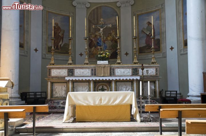Immagine Interno della chiesa di Santa Maria Maddalena a Castiglione del Lago, Umbria - Situata in via Vittorio Emanuele, presso la Porta Senese, questo edificio religioso è il più importante luogo di culto del borgo medievale umbro. All'interno della chiesa vi è la presenza di un altare dedicato al Rosario che fa presupporre l'esistenza attorno agli anni 80 del XVI° secolo di una confraternita del Santissimo Rosario © Mi.Ti. / Shutterstock.com