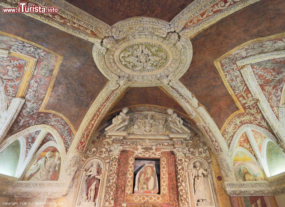 Immagine Interno della chiesa di Sant'Anna a Sirmione, provincia di Brescia, Lombardia. Questo piccolo edificio religioso sorge a due passi dal castello scaligero; venne costruita nel Quattrocento per la guarnigione veneta al servizio di guardia della rocca. Gli affreschi votivi che decorano l'interno risalgono invece al Cinquecento - © Vlad G / Shutterstock.com