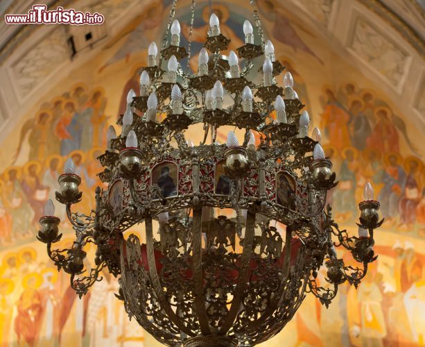 Immagine Interno della chiesa Greca di Cargese, un tempio ortodosso della Corsica - © photogolfer / Shutterstock.com