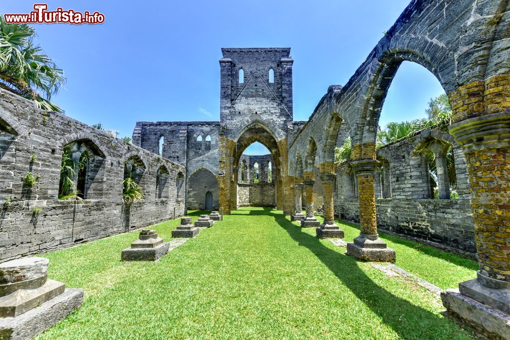 Immagine Interno della Chiesa Incompiuta a St. George's, Bermuda. Scoperchiata durante una tempesta che ne danneggiò gravemente anche arcate e colonne, è stata chiusa al pubblico perchè troppo costosi gli interventi di restauro.