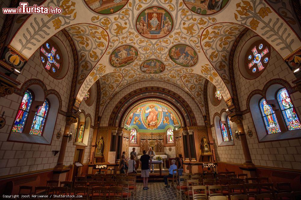 Immagine Interno della chiesetta di San Leone nella città di Eguisheim, vicino a Colmar (Francia) - © Joost Adriaanse / Shutterstock.com