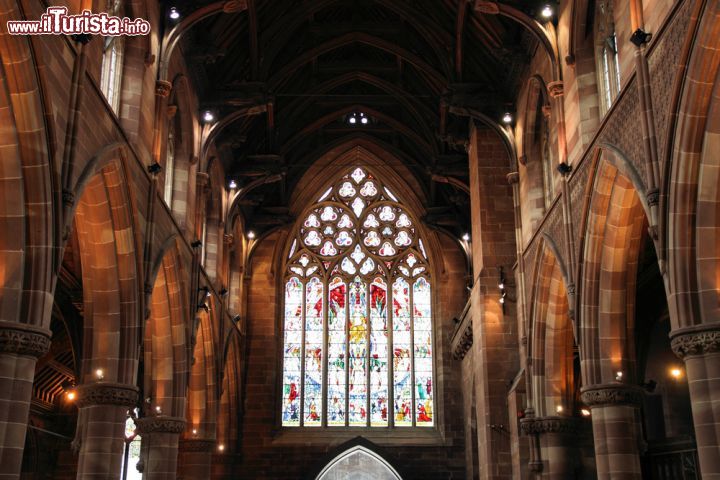 Immagine Interno della chiesta medievale di San Martino sul Bullring a Birmingham, Inghilterra. Ad impreziosire questo edificio religioso è una maestosa e austera architettura affiancata da splendide vetrate decorate.