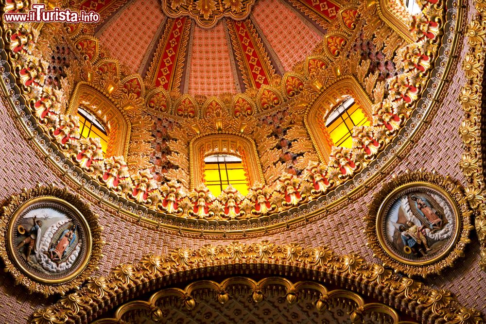 Immagine Interno della cupola del santuario de Guadalupe a Morelia, Messico. Decorato con dettagli barocchi, questo luogo di culto sembra quasi un tempio hindu per via del tripudio di colori con cui si presenta.