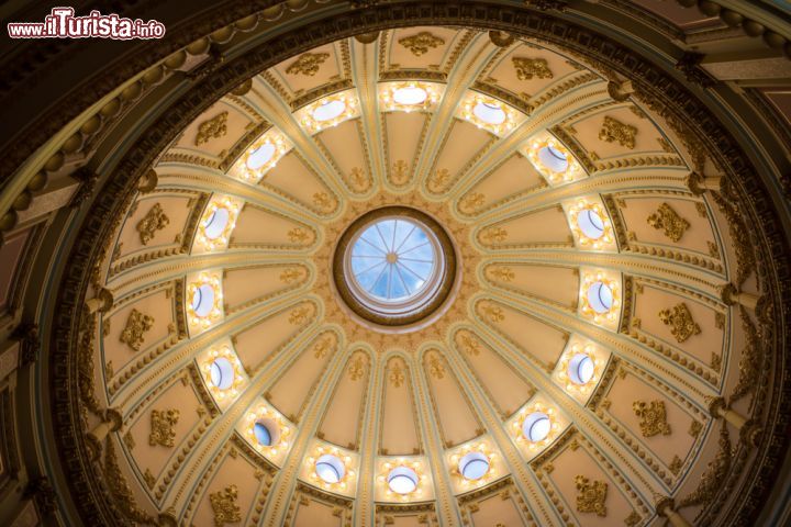 Immagine Interno della cupola dello State Capitol a Sacramento, California - Le decorazioni che ornano la bella rotonda all'interno del Campidoglio © Brandon Bourdages / Shutterstock.com