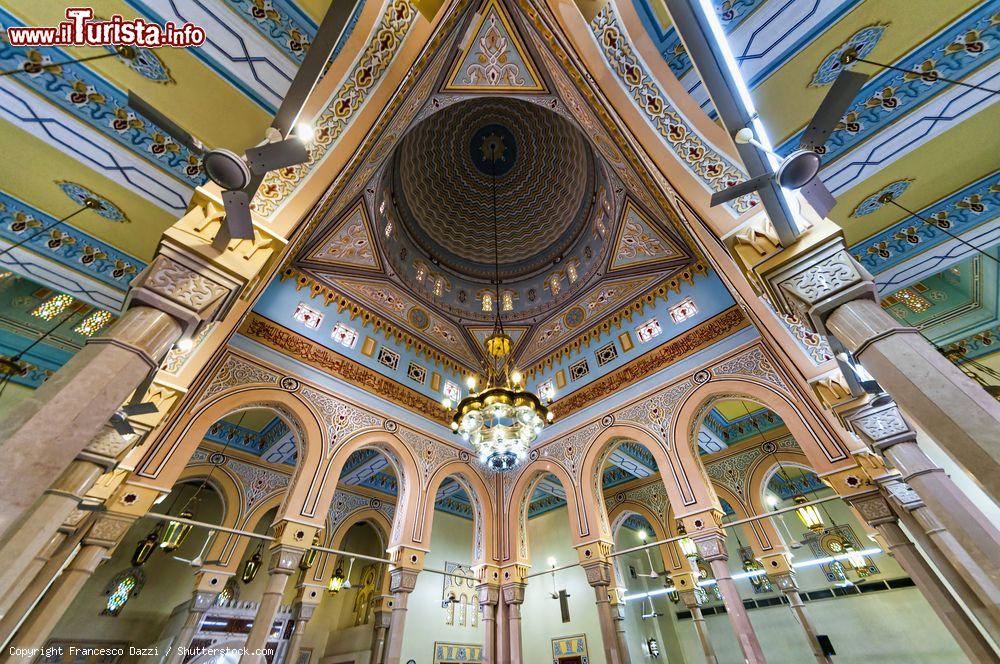 Immagine Interno della Grande Moschea di Jumeirah a Dubai, UAE. L'edificio ha una grande cupola centrale incorniciata da due minareti gemelli - © Francesco Dazzi / Shutterstock.com