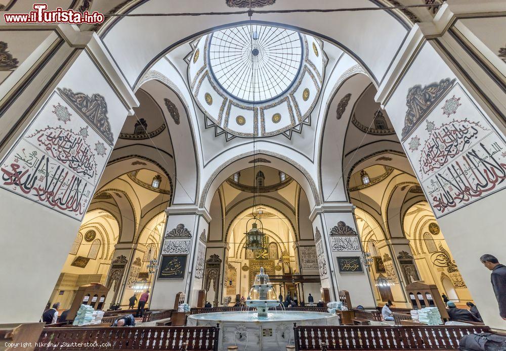 Immagine Interno della Grande Moschea (Ulu Cami) a Bursa, Turchia, con i fedeli in preghiera. E' la principale moschea della città - © hikrcn / Shutterstock.com