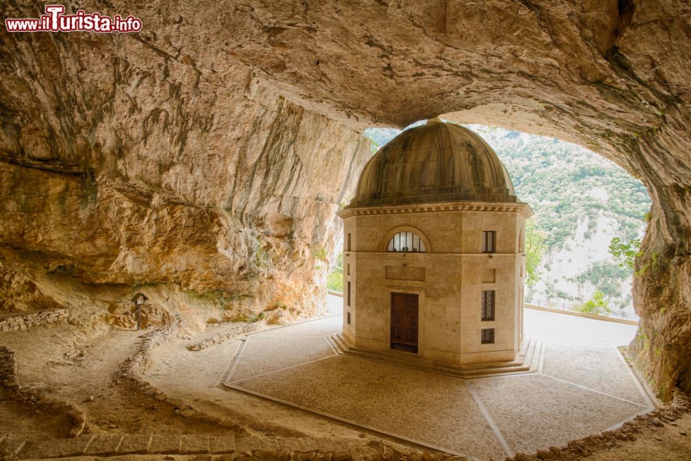 Immagine Interno della grotta del Tempio di Valadier a Genga, nelle Marche