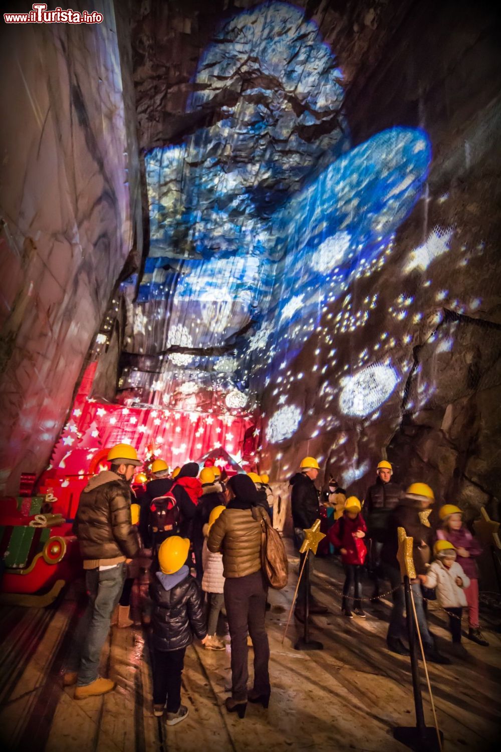Immagine Interno della Grotta di Babbo Natale a Ornavasso, Piemonte - © www.grottadibabbonatale.it