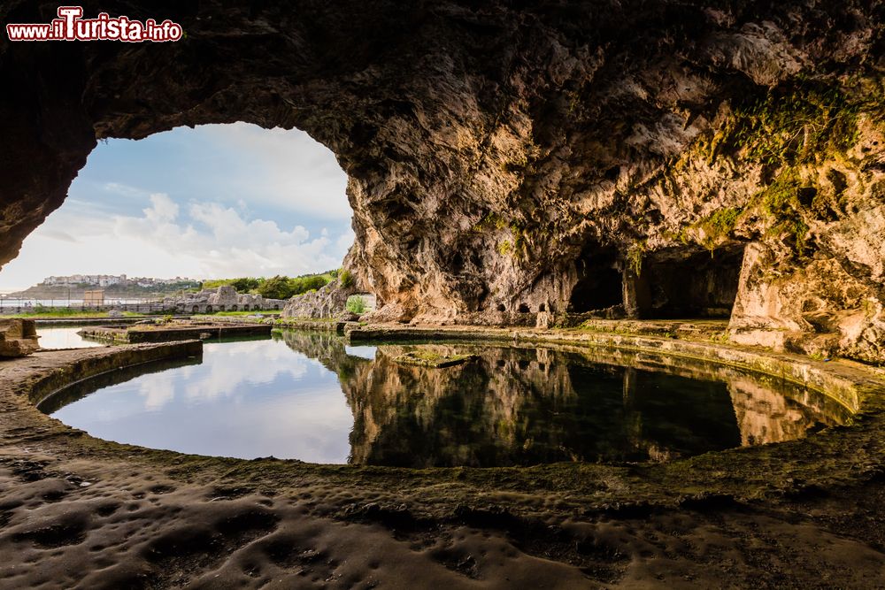 Immagine Interno della Grotta di Tiberio e le rovine della Villa Romana a Sperlonga nel Lazio - © Stefano_Valeri / Shutterstock.com