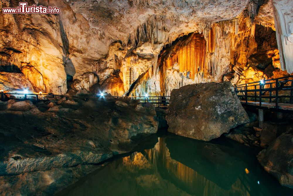 Immagine Interno della grotta Diamond Cave a Phra Nang, Railay Island, Krabi, Thailandia.