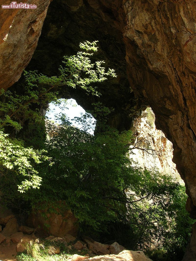 Immagine Interno della Grotta Pippi a Uliveto Terme in Toscana - © Taccolamat - CC BY-SA 2.5 it, Wikipedia