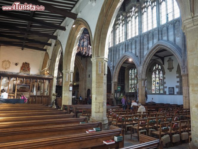 Immagine Interno della Holy Trinity Church a Stratford-upon-Avon, Inghilterra - Dalle ampie vetrate decorate filtrano i raggi del sole che creano la suggestiva luce che illumina l'interno della chiesa inglese © Claudio Divizia / Shutterstock.com