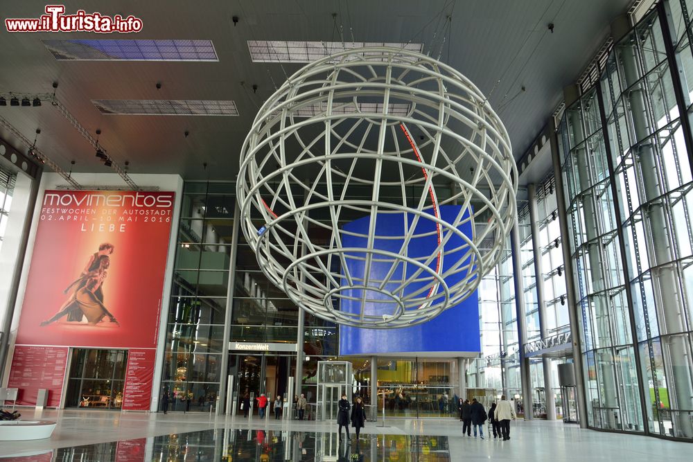Immagine Interno della Lobby del parco a tema Autostadt a Wolfsburg, Bassa Sassonia - © Alizada Studios / Shutterstock.com