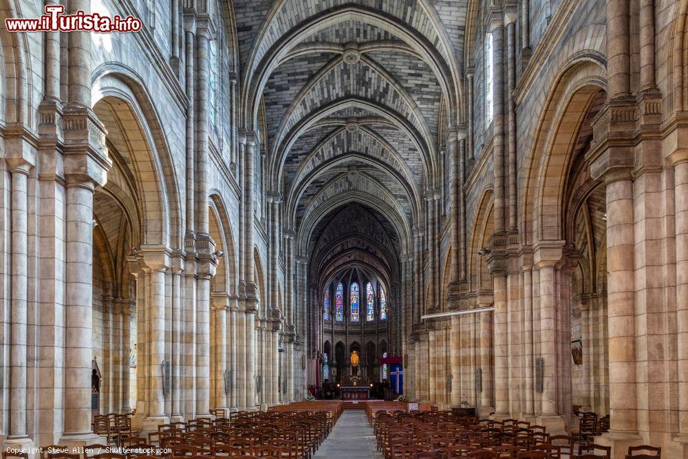 Immagine Interno della maestosa chiesa di Notre Dame a Bergerac, Francia - © Steve Allen / Shutterstock.com