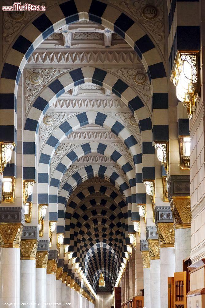 Immagine Interno della moschea Nabawi a Medina, Arabia Saudita. Gli archi a sesto acuto sono sorretti da capitelli in ottone; per gli archi sono state scelte pietre bianco e nere e marmo - © enciktat / Shutterstock.com