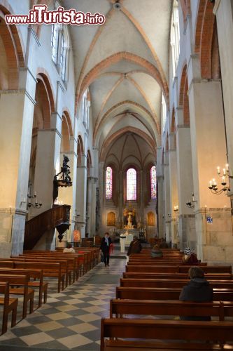 Immagine Interno della navata centrale di una chiesa a Grenoble, Francia.
