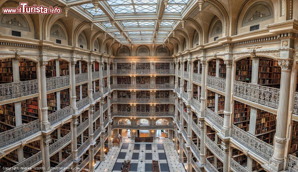 Immagine Interno della Peabody Library alla John Hopkins University di Baltimora, Maryland. Si trova al campus Peabody nel quartiere storico di Mount Vernon, di fronte al monumento di Washington. E' una delle più belle biblioteche del mondo; ospita oltre 300 mila volumi - © Andrea Izzotti / Shutterstock.com