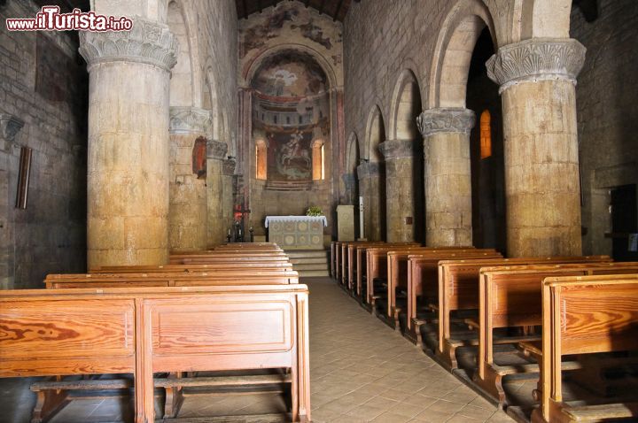 Immagine Interno della pieve di San Giorgio - E' l'antica chiesa romanica del centro di Vigoleno, a tre navate, che dovrebbe risalire al XII secolo- © Mi.Ti. / Shutterstock.com