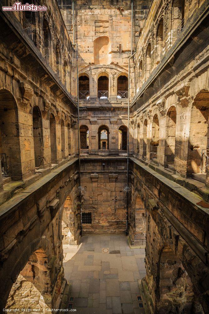 Immagine L'interno della Porta Nigra, l'antica porta della città di Augusta Treverorum (oggie Trier), costruita dai Romani in pietra arenaria grigia nel II secolo d.C. - foto © Piith Hant / Shutterstock.com