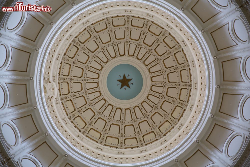 Immagine Interno della rotonda del Texas State Capitol Building di Austin (Stati Uniti d'America).