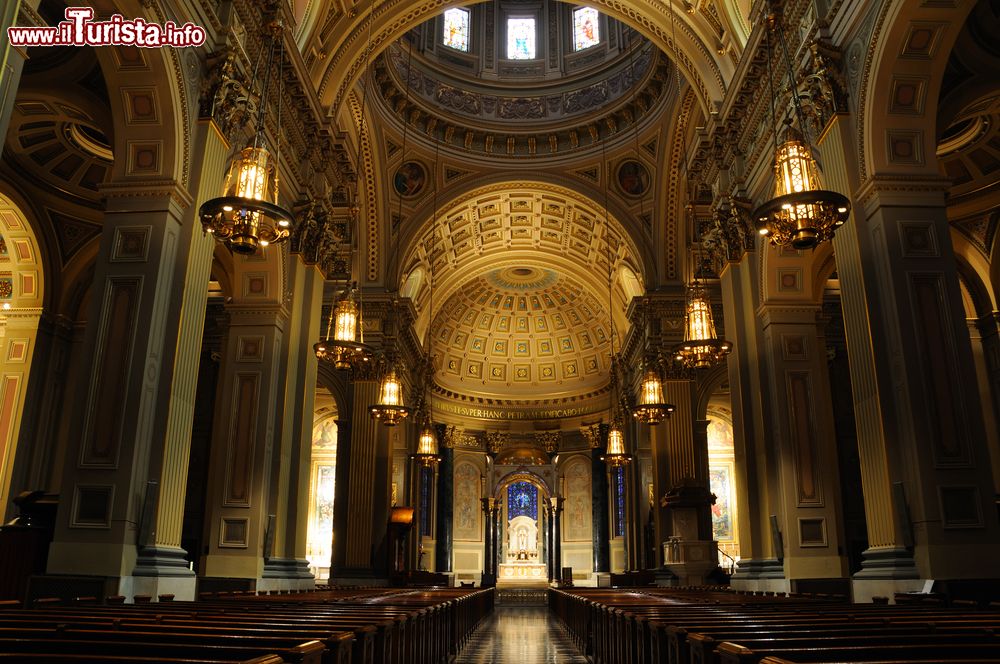 Interno della storica cattedrale di San Pietro ... | Foto Philadelphia
