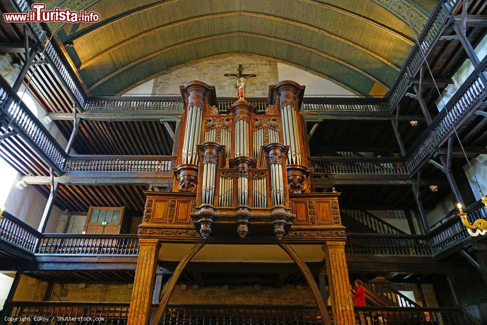 Immagine Interno della storica chiesa di San Giovanni Battista a Saint-Jean-de-Luz, Nuova Aquitania (Francia) - © EQRoy / Shutterstock.com