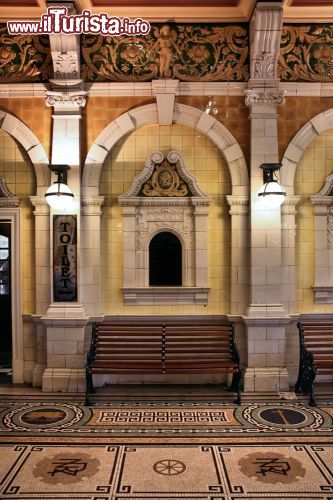 Immagine Interno della stazione ferroviaria di Dunedin, Nuova Zelanda. Siamo in uno degli edifici più fotografati di tutta la Nuova Zelanda: Dunedin è infatti celebre per la sua stazione ferroviaria costruita mescolando il calcare beige di Oamaru, la pietra blu di Otago e il marmo di Aberden - © Tupungato / Shutterstock.com