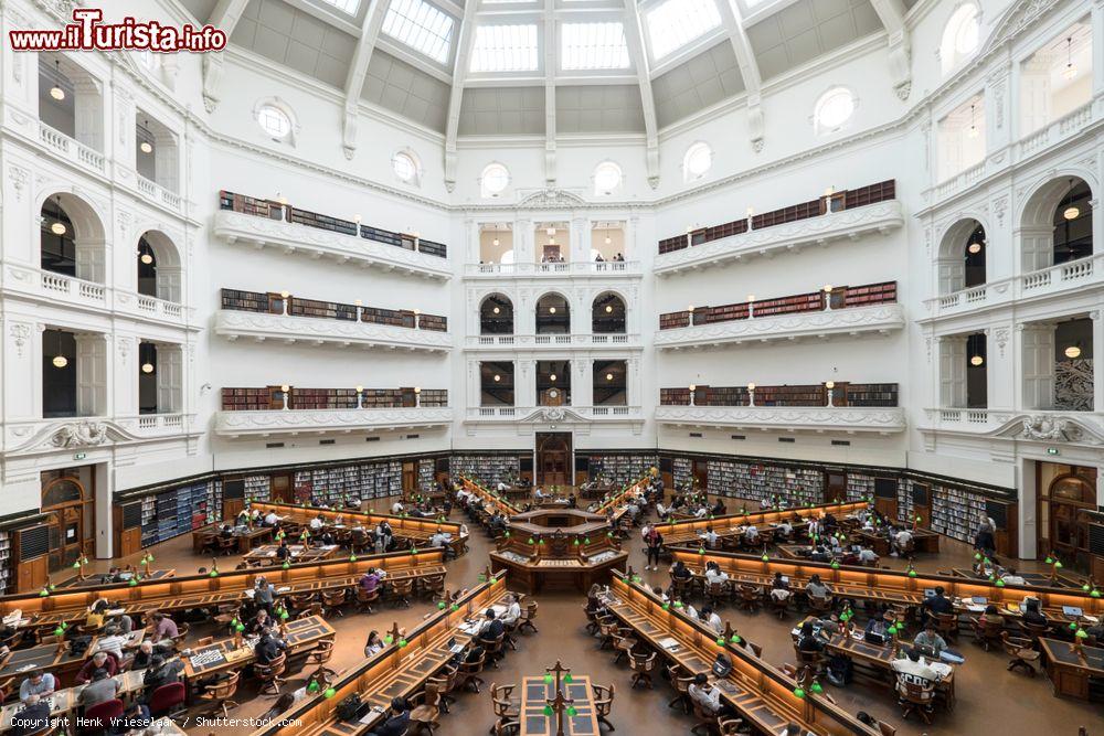 Immagine Interno della Trobe Reading Room nella biblioteca statale a Melbourne, Australia. Qua sono esposti 2 milioni di libri e 16 mila pubblicazioni periodiche - © Henk Vrieselaar / Shutterstock.com