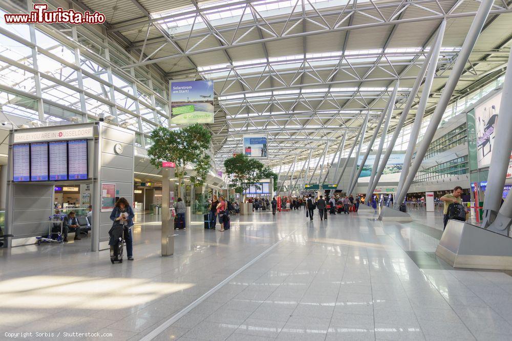 Immagine Interno dell'aeroporto internazionale di Dusseldorf, Germania. Si trova a circa 6 chilometri a nord della città. Con 18 milioni di passeggeri all'anno, è il terzo principale aeroporto del paese - © Sorbis / Shutterstock.com