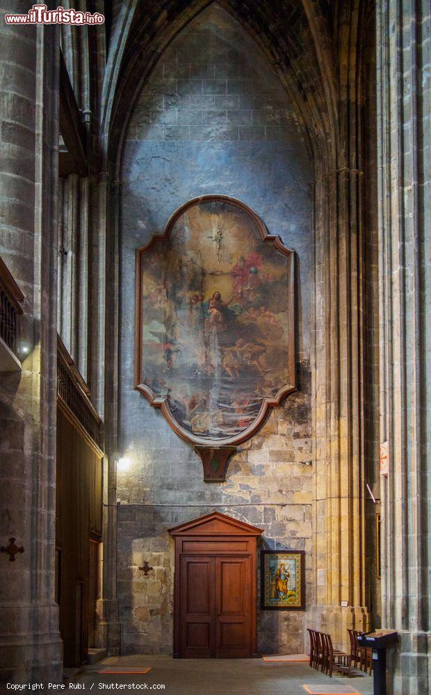 Immagine Interno dell'austera cattedrale di Narbona con un dipinto alla parete, Occitania, Francia - © Pere Rubi / Shutterstock.com