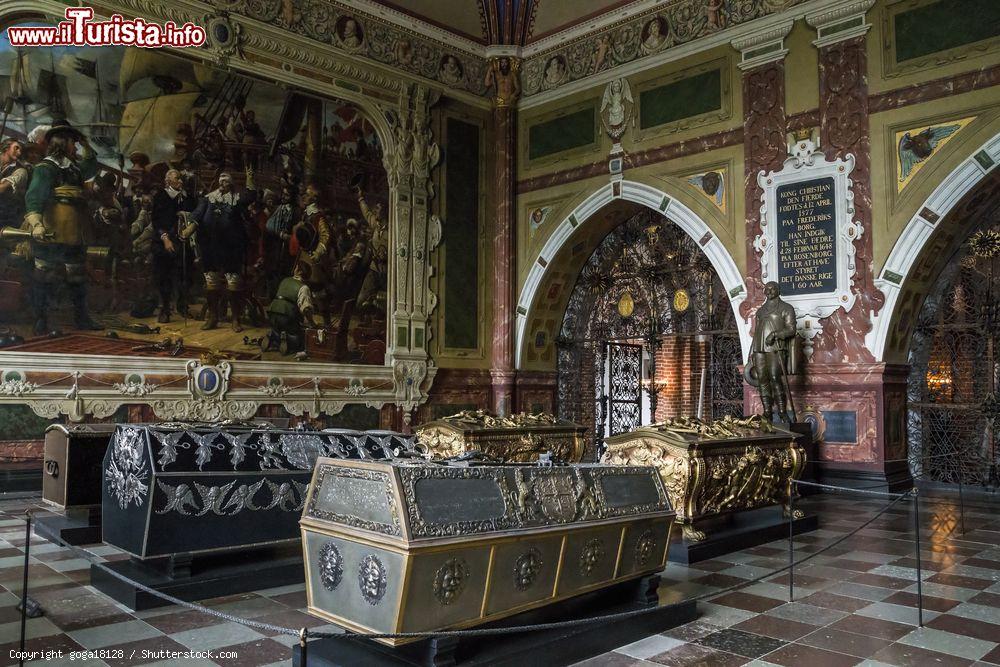 Immagine L'interno delle tombe reali nella cappella di Christian IV° a Roskilde, Danimarca. Questo è il luogo di sepoltura dei monarchi danesi dal XV° secolo - © goga18128 / Shutterstock.com