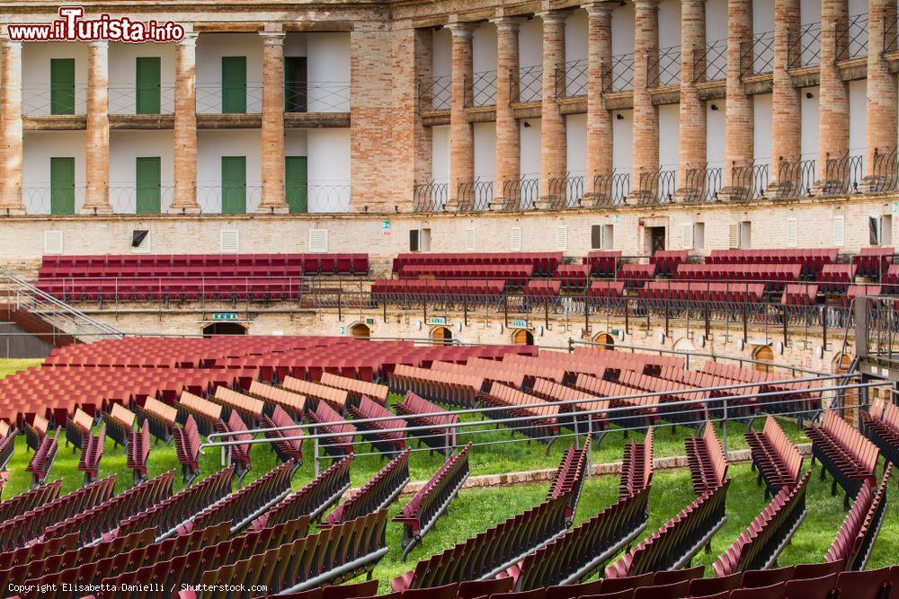 Immagine L'interno dello Sferisterio di Macerata utilizzato per spettacoli e concerti - © Elisabetta Danielli / Shutterstock.com